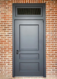 Серая дверь со стеклом сверху