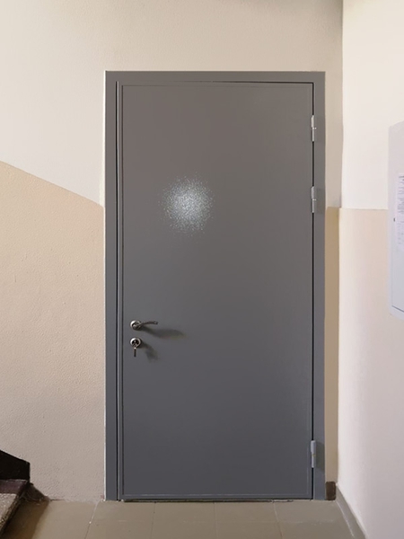 Серая дверь в квартиру