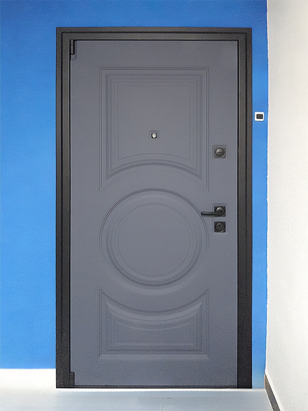 Серая входная дверь