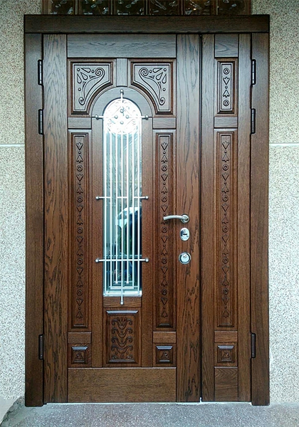 Широкая дверь с ковкой