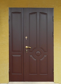 Широкая коричневая дверь