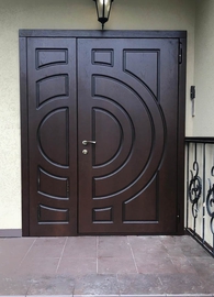 Широкая металлическая дверь