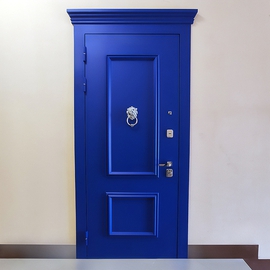 Синяя металлобагетная дверь с кнокером