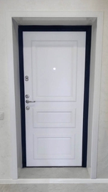 Стальная дверь белого цвета