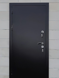 Стальная дверь черного цвета