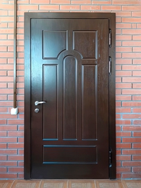 Стальная дверь для частного дома из кирпича