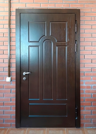 Стальная дверь для частного дома из кирпича