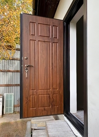 Стальная дверь коричневого цвета