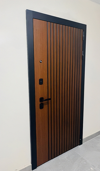 Стальная дверь коричневого цвета