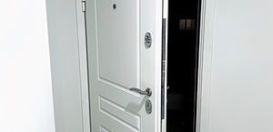 Примеры установок в октябре: белые двери в квартиры и частные дома