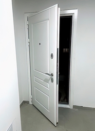 Стальная дверь с белой МДФ плитой