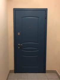 Стальная дверь темно-синего цвета