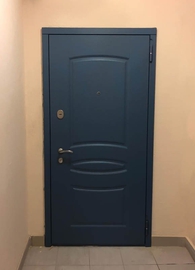 Стальная дверь темно-синего цвета