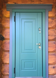 Стальная дверь в деревянном доме