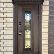 Фото входных дверей с ковкой и стеклом