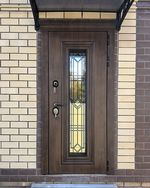 Стальная дверь в доме