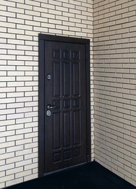 Стальная дверь в загородном доме
