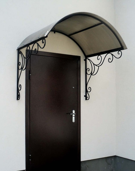 Стальная дверь в загородном доме