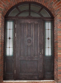 Фото коттеджной парадной двери со стеклом 