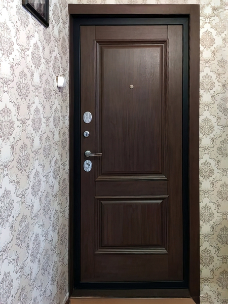 Темно-коричневая панель