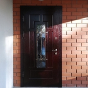 Фото входных дверей с ковкой и стеклом