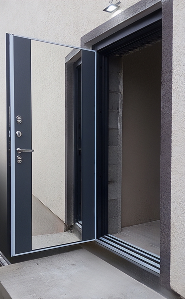 Уличная дверь с зеркалом внутри