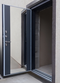 Уличная дверь с зеркалом внутри