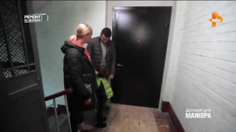 Установленная металлическая дверь