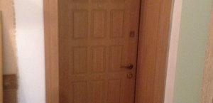 Установка двери в квартире с отделкой дверного проема