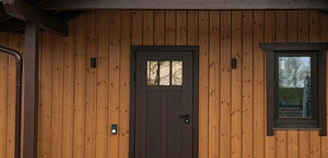 Стильная входная дверь в деревянный дом – фото с объекта