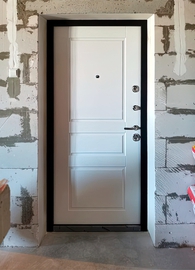 Установленная дверь белого цвета