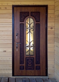 Установленная дверь в загородном доме