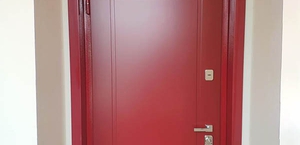 Оригинальная красная дверь с зеркалом внутри — работы на заказ