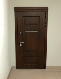 Входная дверь с коричневым МДФ