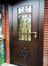 Входная дверь с коваными деталями