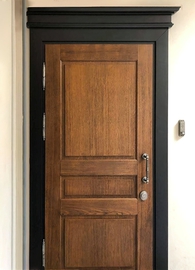 Входная дверь с отделкой массивом