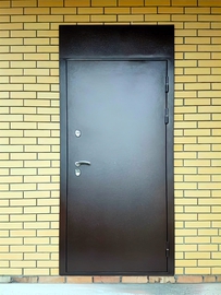 Входная дверь с верхней вставкой