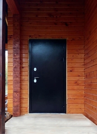 Входная дверь в деревянном доме