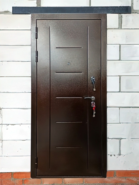 Входная дверь в доме из пеноблока