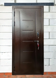 Входная дверь в доме из пеноблока