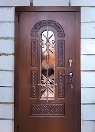 Входная МДФ дверь с кованой решеткой
