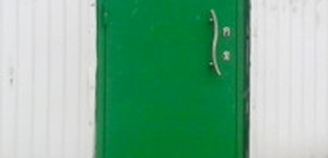 Монтаж стальной зеленой двери для аптеки