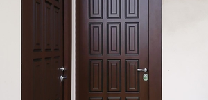 Монтаж входных дверей с отделкой МДФ «Винорит» в коттедже