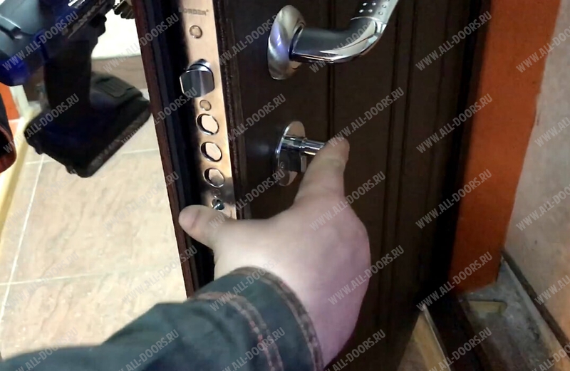 замена личинки замка входной двери своими руками
