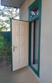Зеленая дверь с фрамугой