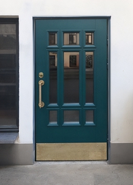 Зеленая дверь с отбойником