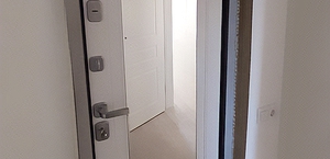 Бюджетные квартирные двери белого цвета: установки в апреле