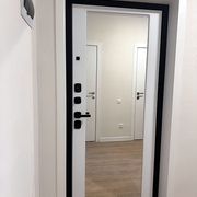 Фото входных дверей с зеркалом внутри