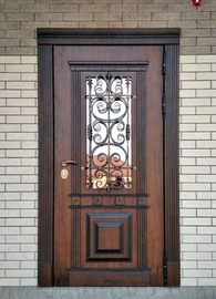 Железная дверь с окном и ковкой