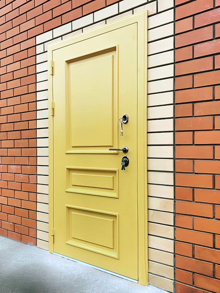 Желтая металлофиленчатая дверь